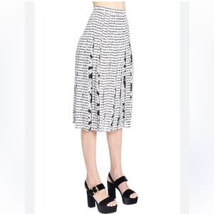 DVF DIANE VON FURSTENBERG white Black Logo Lettering Pleated Skirt Sz 4 AE22